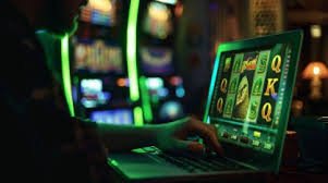 মোবাইলে স্লট গেম খেলছেন বাংলাদেশি তরুণ – 3dmgame প্ল্যাটফর্ম